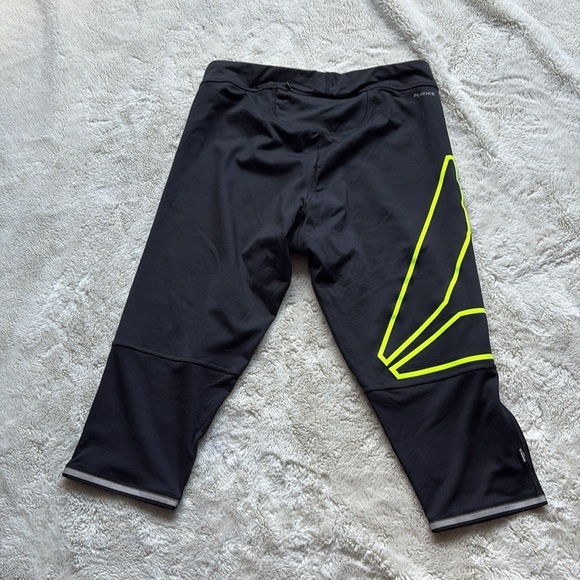 Reebok Black Capri Leggings Athletic Workout Pants w/ Neon Yellow Detail Medium - Picture 3 of 3